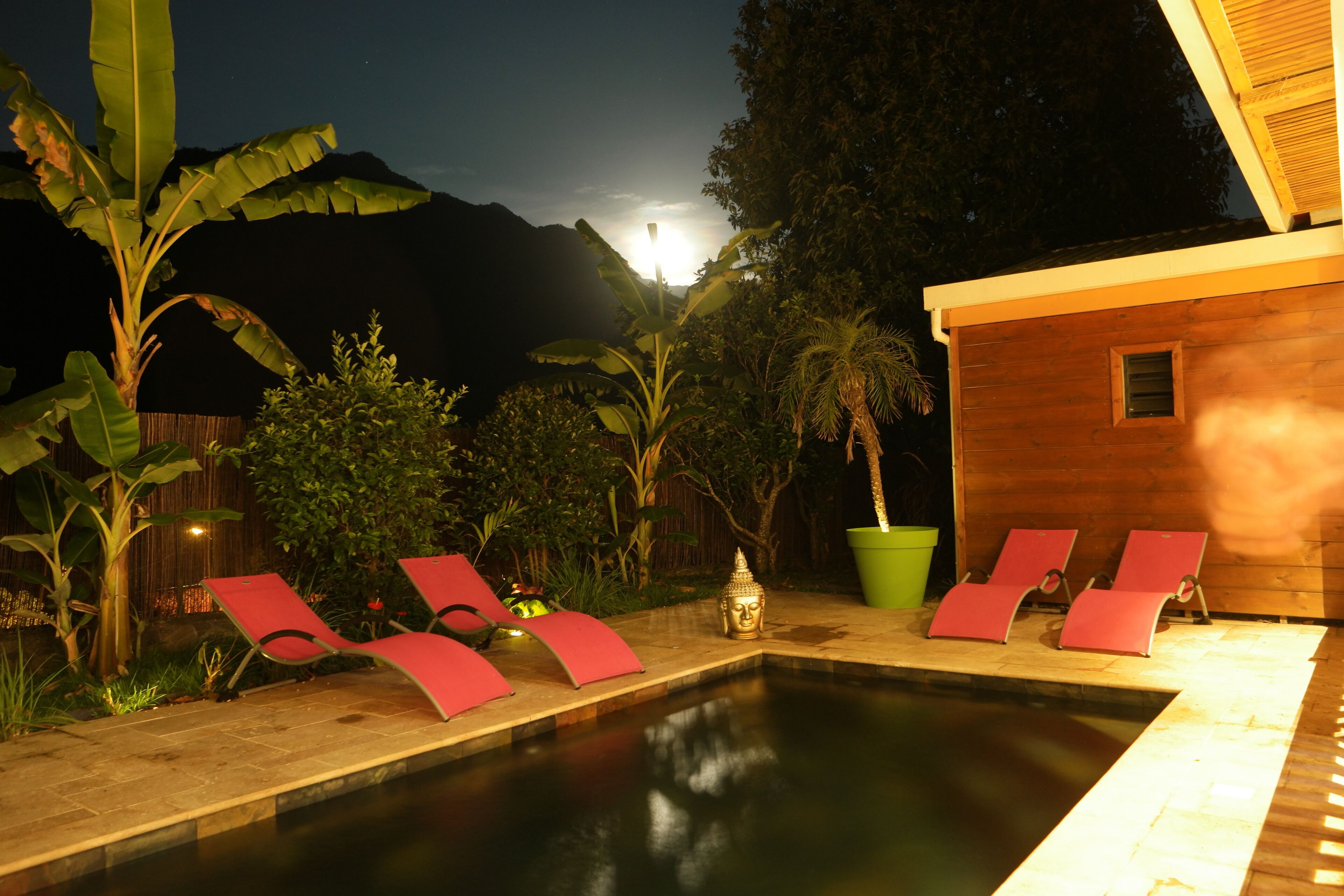 حمّام سباحة مُدفَّأ