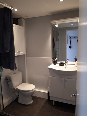 Shower - Logement rdc 8 Personnes Avec Ponton Pour Bateau (Le Barcarès)