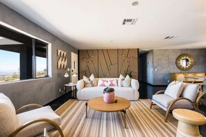 TV, fireplace - @ Marbella Lane - Zen-like Ambiance 3BR Home in JT (Joshua Tree)