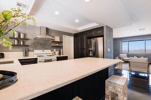 Fridge, microwave, oven, stovetop - @ Marbella Lane - Zen-like Ambiance 3BR Home in JT (Joshua Tree)