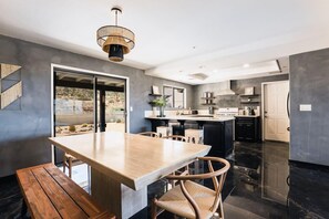 Fridge, microwave, oven, stovetop - @ Marbella Lane - Zen-like Ambiance 3BR Home in JT (Joshua Tree)