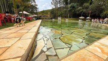 Piscina interna, piscina externa, espreguiçadeiras