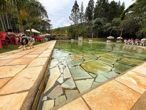 Indoor pool, outdoor pool, sun loungers - POUSADA SERRA VERDE (Capitólio)