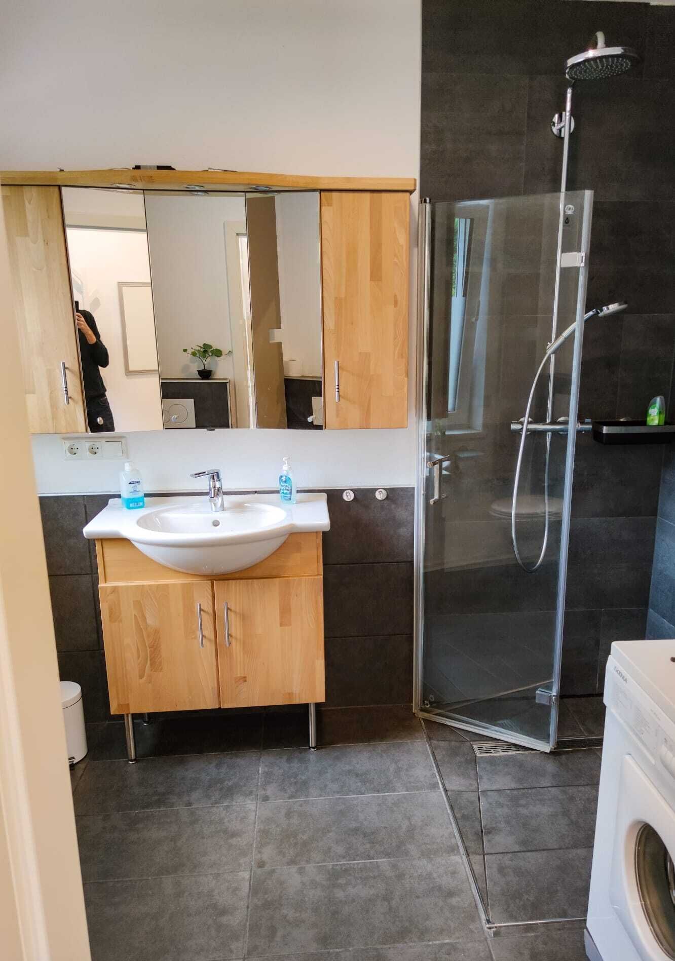 Dusche, Haartrockner, Handtücher, Seife