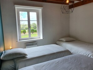 3 habitaciones, tabla de planchar con plancha y cuna de viaje 