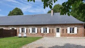A brick building with a gravel driveway and a grassy lawn. - Gîte La Longère Proche de Saint-valéry, au Coeur de la Baie de Somme (Saigneville)