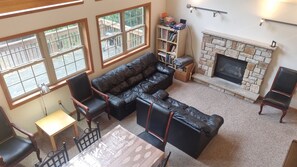 Smart TV, chimenea, tenis de mesa y libros