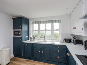 Fridge, dishwasher, electric kettle, toaster - Bethania (Beaumaris)