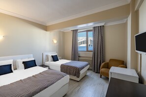 Minibar, caja de seguridad en la habitación, wifi gratis y ropa de cama 