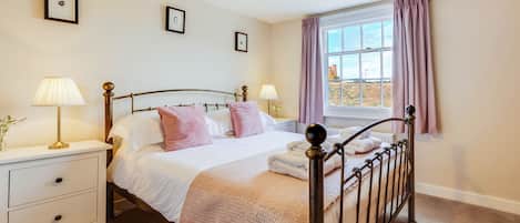 4 bedrooms, iron/ironing board, free WiFi, bed sheets