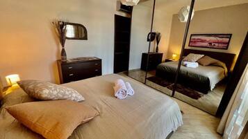 2 camere, una scrivania, ferro/asse da stiro, culla da viaggio