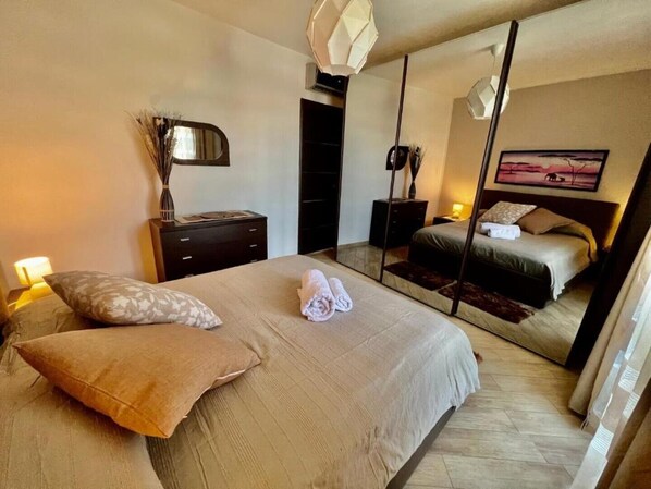 2 Schlafzimmer, Schreibtisch, Bügeleisen/Bügelbrett, Reisekinderbett