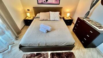 2 chambres, bureau, fer et planche Ă repasser, lit parapluie