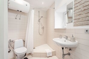 Baignoire, séchoir à cheveux, serviettes fournies