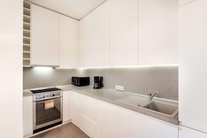 Réfrigérateur, four, cafetière/bouilloire, bouilloire électrique