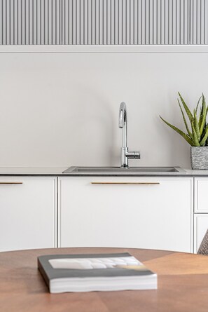 Réfrigérateur, micro-ondes, four, lave-vaisselle