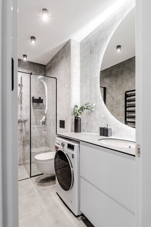 Douche, sĂšche-cheveux, serviettes fournies