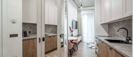 Fridge, oven, dishwasher, coffee/tea maker