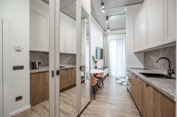 Réfrigérateur, four, lave-vaisselle, cafetière/bouilloire