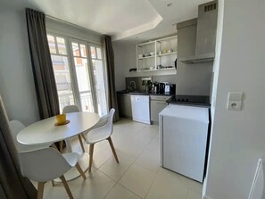 Fridge, oven, coffee/tea maker