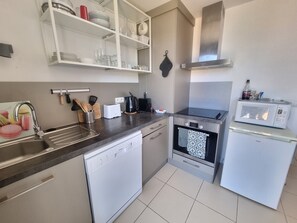 Réfrigérateur, four, cafetière/bouilloire