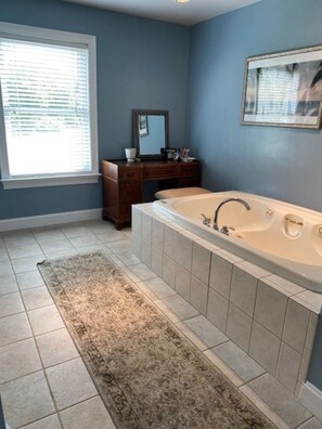 Combined shower/bathtub, hair dryer, towels, soap - 5 minutes to Penn State sporting events. (Port Matilda)