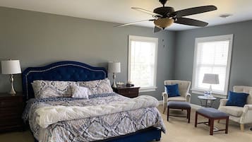 4 slaapkamers, een bureau, een strijkplank/strijkijzer, reisbedje