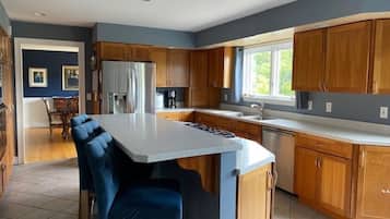 Een koelkast, een magnetron, een oven, een kookplaat