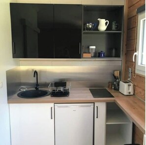 Réfrigérateur, un four, surface de cuisson, cafetiÚre-théiÚre