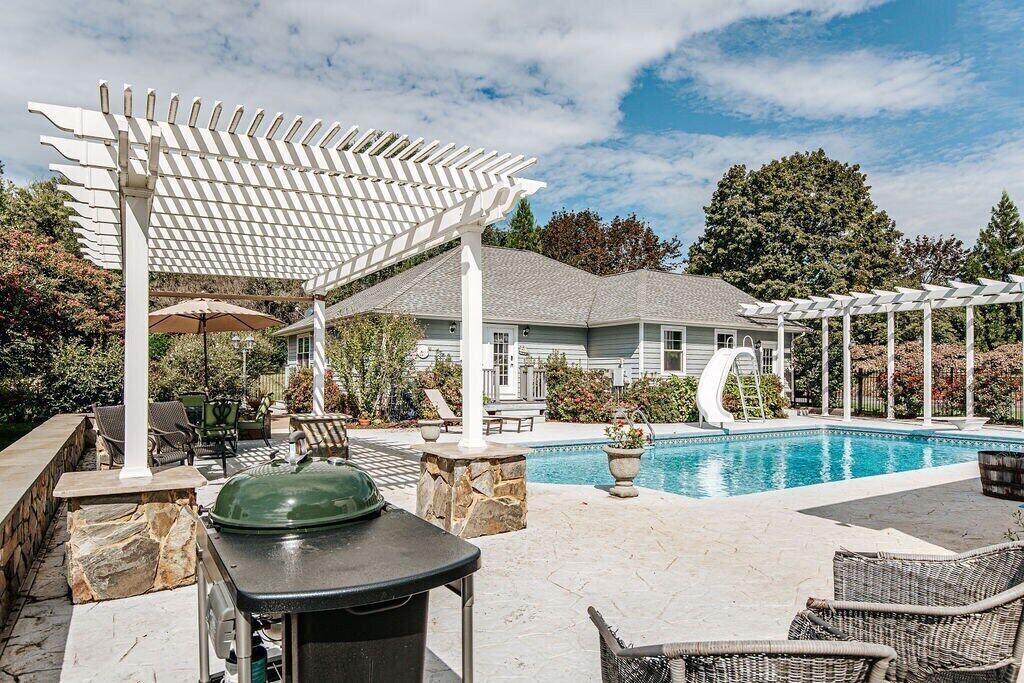 Ridgeview Cottage, POOL HOUSE: Pool is all yours!