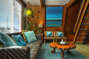 TV - Mermaid's Rest  Oceanfront A Frame  Pet Friendly (Otter Rock)