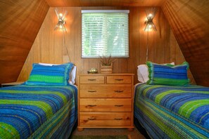 2 bedrooms, iron/ironing board, WiFi, bed sheets - Mermaid's Rest  Oceanfront A Frame  Pet Friendly (Otter Rock)