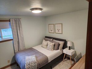 3 bedrooms, desk, iron/ironing board, free WiFi - Bright Sunny Oneida St Comfortable 3 bed, 2 Bath Home 0.7 mile to Lambeau Field  (Green Bay)