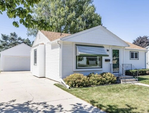 Bright Sunny Oneida St Comfortable 3 bed, 2 Bath Home 0.7 mile to Lambeau Field 