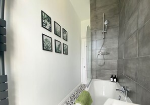 Apartamento, 2 habitaciones, no fumadores | Baño | Ducha y bañera combinadas y artículos de higiene personal gratuitos