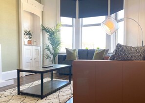 Apartamento, 2 habitaciones, no fumadores | Zona de estar | Smart TV de 43 pulgadas con canales digitales, una televisión