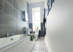 Departamento, 2 habitaciones, para no fumadores | Baño | Tina con regadera, amenidades de baño gratuitas, secadora de cabello 