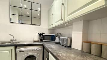 Apartment, 2 Bedrooms, Non Smoking | Private kitchen | Full-size fridge, microwave, oven, stovetop
