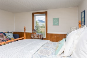 2 bedrooms, desk, iron/ironing board, travel cot