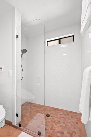 Ensemble douche/baignoire, sèche-cheveux, bidet