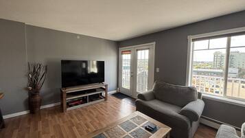 TV connectée, console de jeux vidéo, Netflix, livres