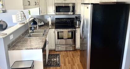 Downtown 2b/2b Condo w/Balcony/Bbq/Laundry/View!