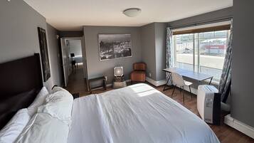 2 chambres, bureau, fer et planche Ă repasser, lit parapluie