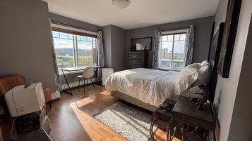 2 chambres, bureau, fer et planche Ă repasser, lit parapluie