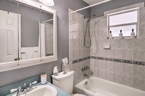 Tina, secadora de cabello, toallas, jabón 