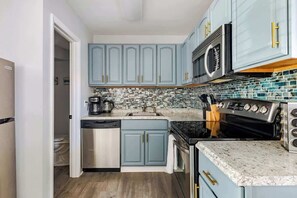 Frigorifero, microonde, forno, piano cottura