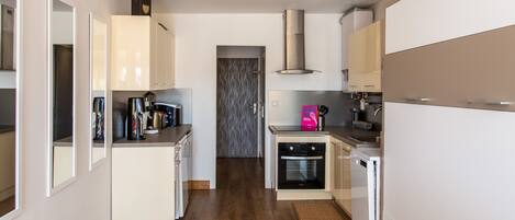 Frigorífico, microondas, horno y lavavajillas