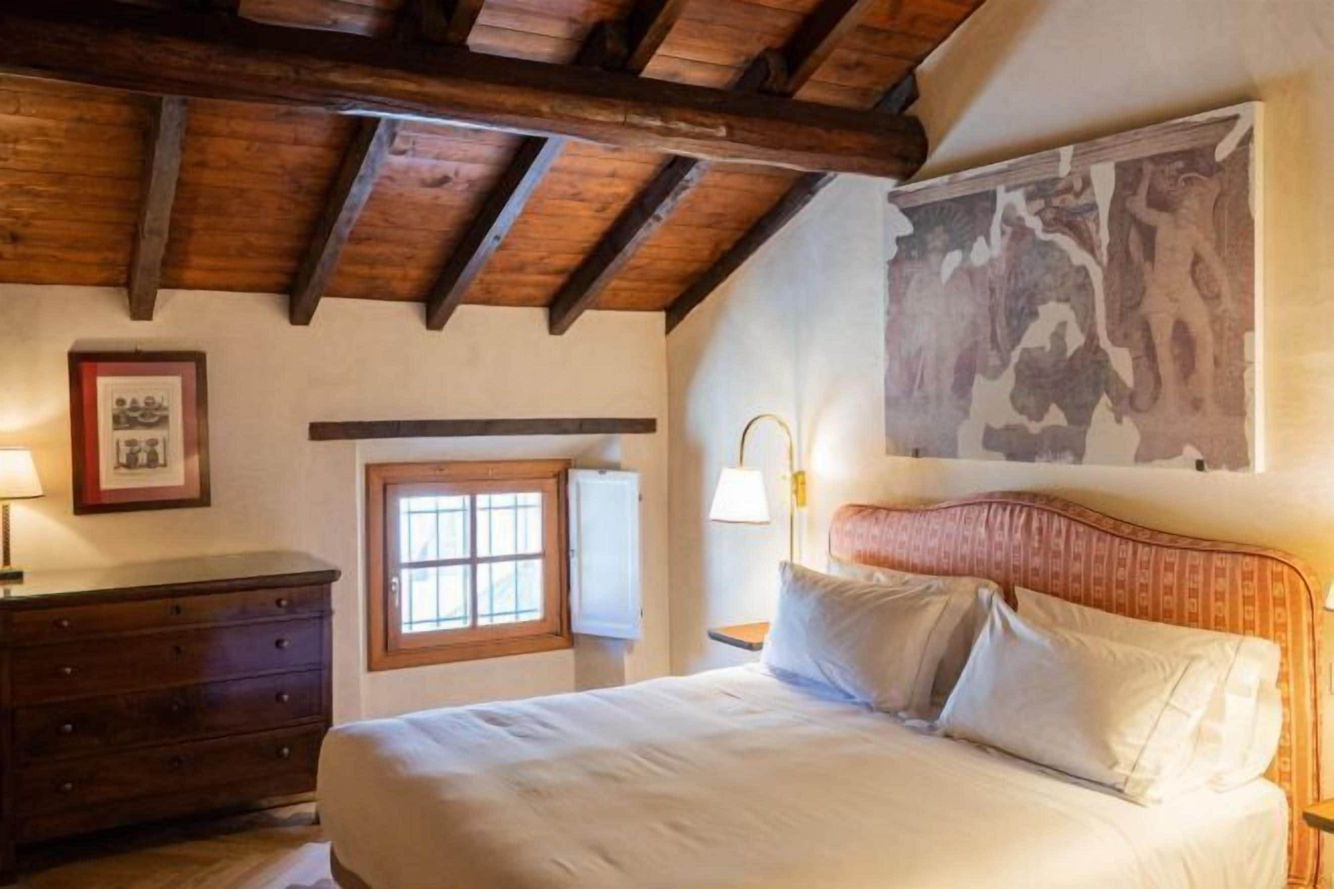 Minibar, free WiFi, bed sheets