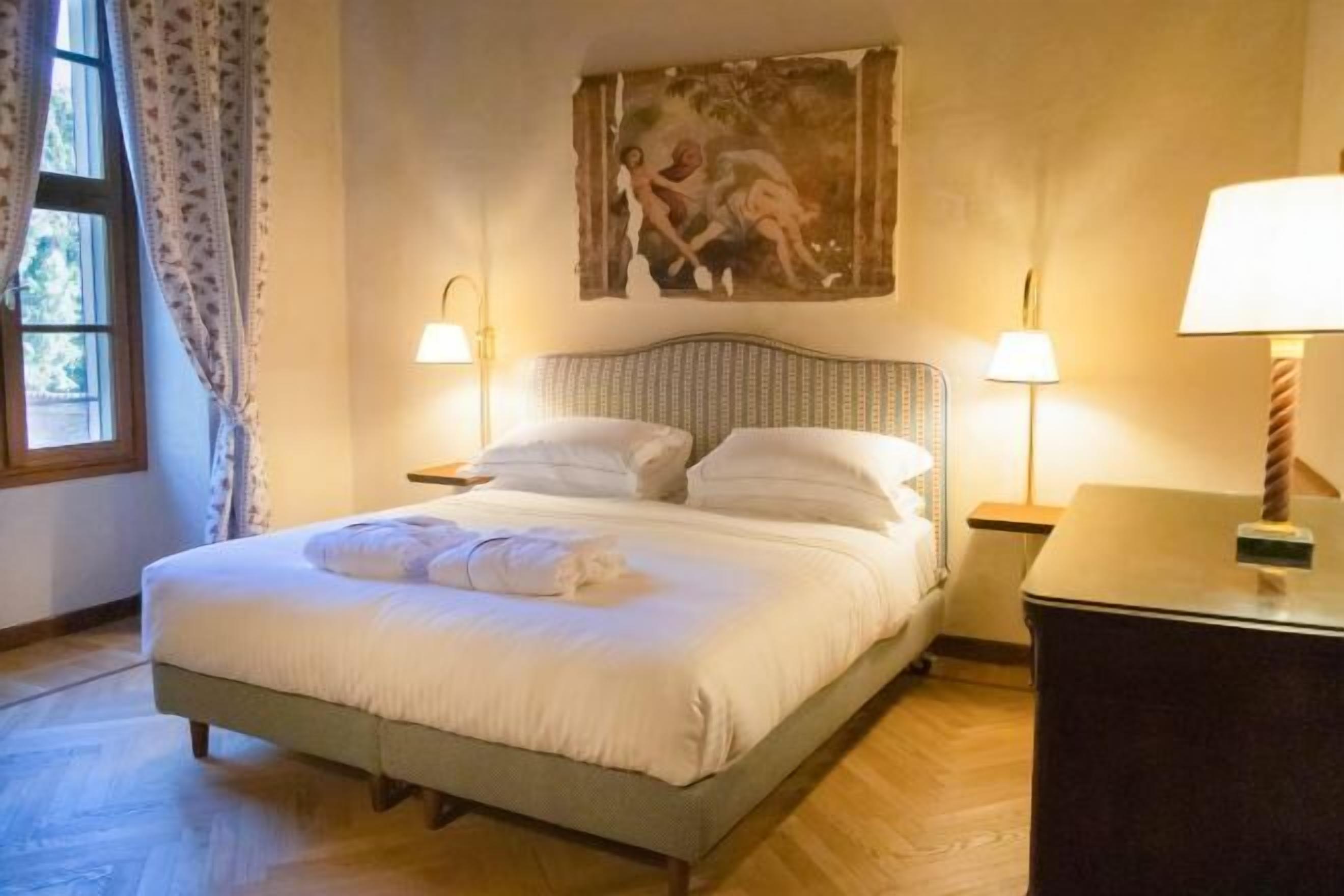 Minibar, wi-fi (inkludert) og sengetøy