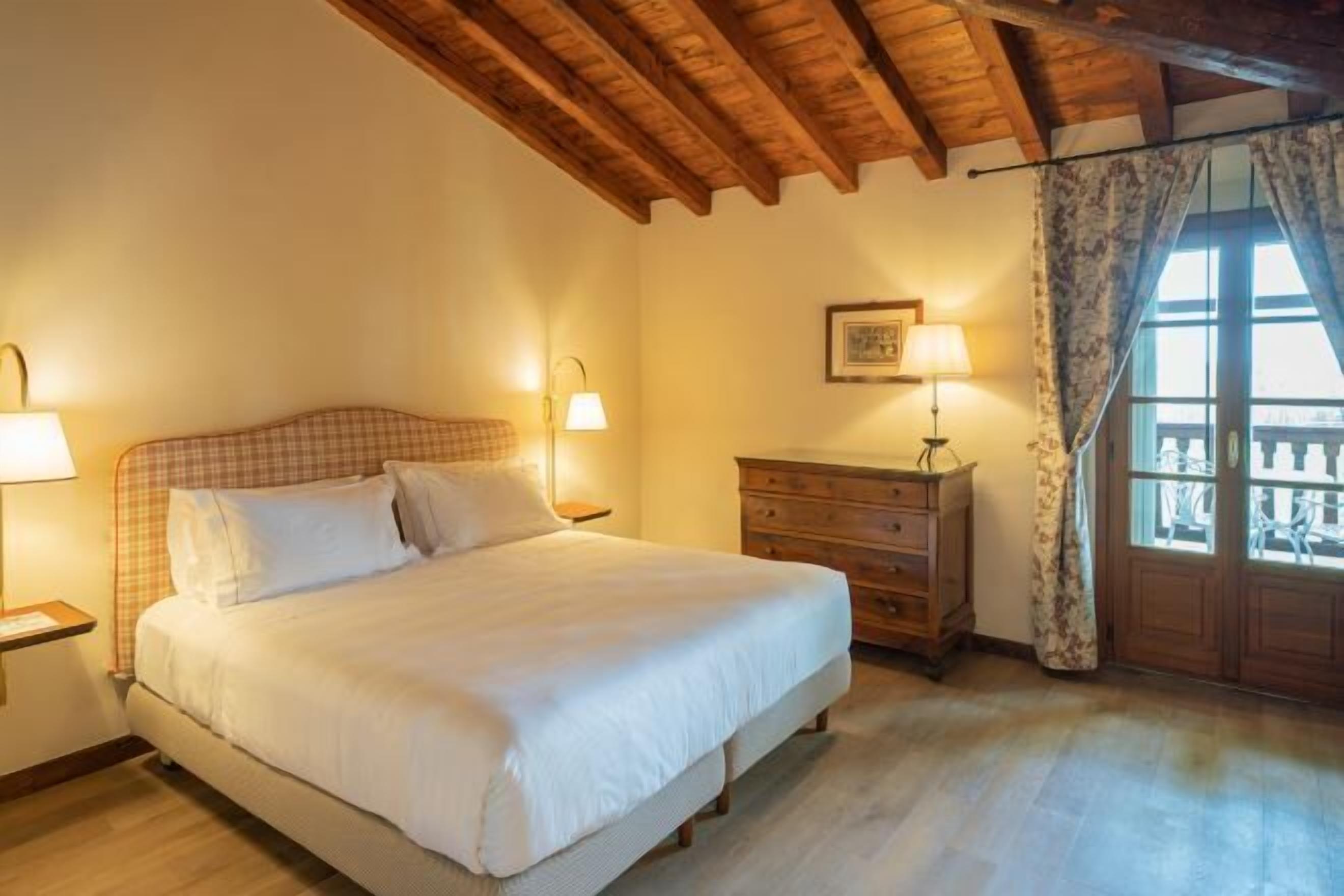 Minibar, wi-fi (inkludert) og sengetøy